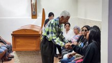 Una ceremonia íntima para despedir a una anciana fallecida durante los ataques de Estados Unidos