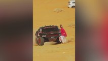 Ha podido acabar en tragedia: una mujer a punto de ser atropellada en el Dakar por intentar sacar uno foto
