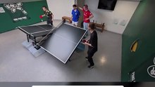On joue au ping-pong sur la table la plus DIFFICILE du monde (le dernier point est FOU) 🤯🤯