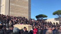 Folla ai funerali di Riccardo Minghetti a Roma, applausi all'uscita del feretro