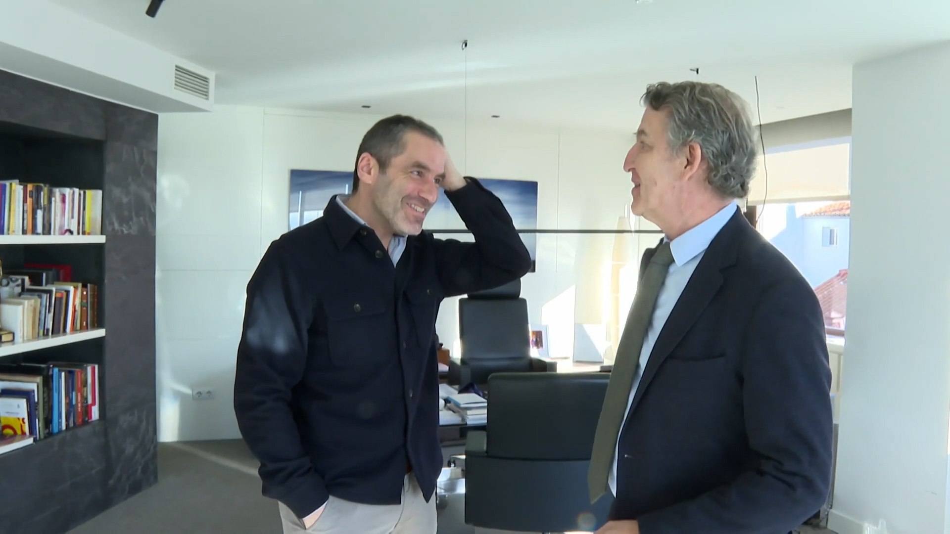 El vicesecretario de Cultura del Partido Popular, Borja S�mper, se ha reincorporado este mi�rcoles a las reuniones del comit� de direcci�n del partido. Su regreso oficial se produce seis meses despu�s de que el pol�tico guipuzcoano anunciara su retirada temporal de la actividad pol�tica para iniciar un tratamiento contra el c�ncer. El l�der de la formaci�n, Alberto N��ez Feij�o, celebr� la noticia publicando fotograf�as del encuentro en la red social X, donde dio la bienvenida al que calific� cari�osamente como el "chico nuevo en la oficina".