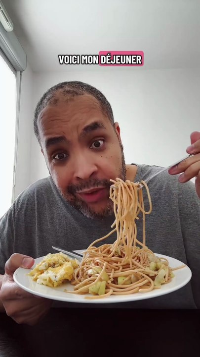 Aujourd’hui pour mon déjeuner j’ai mangé des spaghettis complètes accompagnées de courgettes et d’oignons le tout bien préparé et bien assaisonné et en dessert un fromage blanc.#rééquilibragealimentaire #weightloss #pertedepoids #diabete #humour