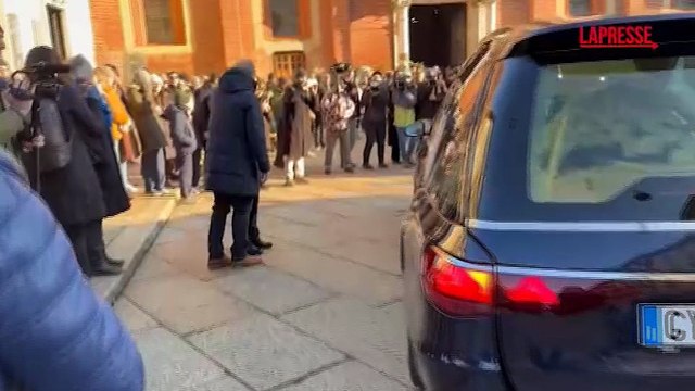 Crans-Montana, l'arrivo del feretro di Chiara Costanzo in chiesa a Milano