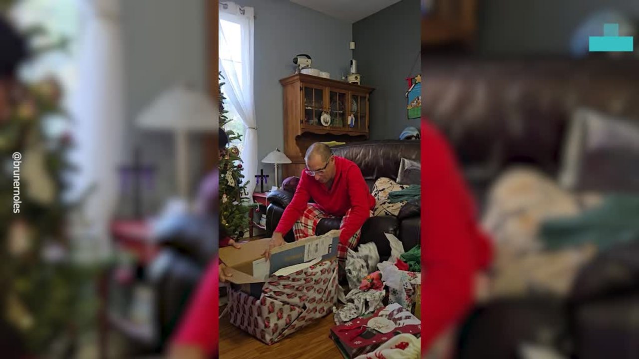 Man Bursts Into Tears Over Kelly Clarkson Tickets