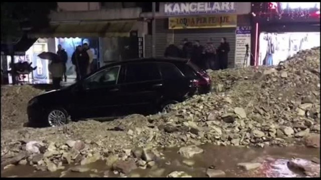Maltempo in Albania, fango e detriti travolgono Argirocastro
