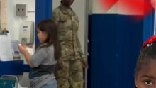 Cette maman militaire rentre de son déploiement et surprend sa fille dans son école
