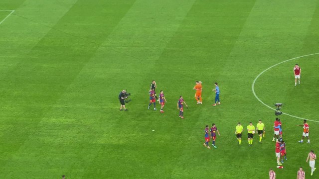 Mucho honor lo que pasó con Unai Simón nada más pitó el árbitro: primero Joan García y luego el resto