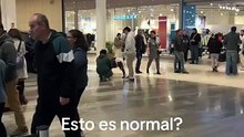 Passeia cabra de fralda em centro comercial de Sevilha. "É normal?"