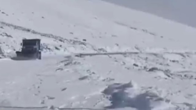 उत्तर भारत में कड़ाके की ठंड, पहाड़ों पर हो रही बर्फबारी