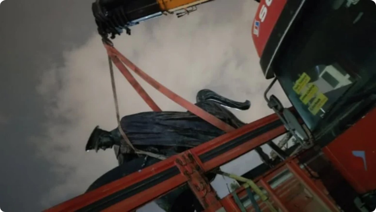 Atatürk anıtı gece yarısı söküldü: Kent ayağa kalktı