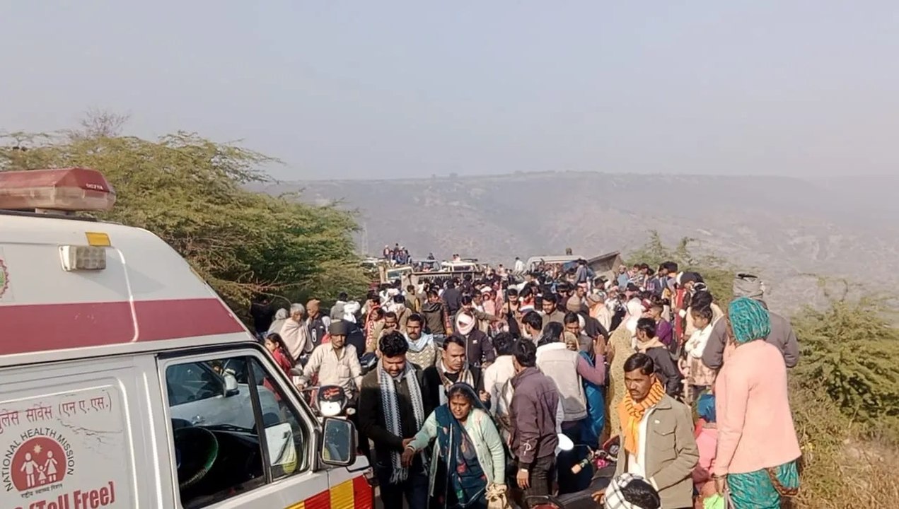 रेत से भरे ट्रैक्टर-ट्रॉली ने ग्रामीणों से भरे ट्रैक्टर-ट्रॉली में मारी टक्कर, 23 घायल