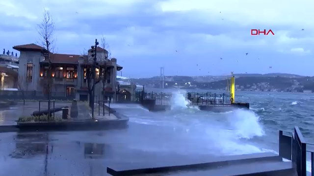 İstanbul’da fırtına etkili oluyor; Beşiktaş’ta dev dalgalar oluştu