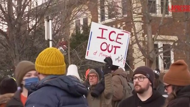 Minneapolis, veglia di protesta dei cittadini per la donna uccisa dall'Ice
