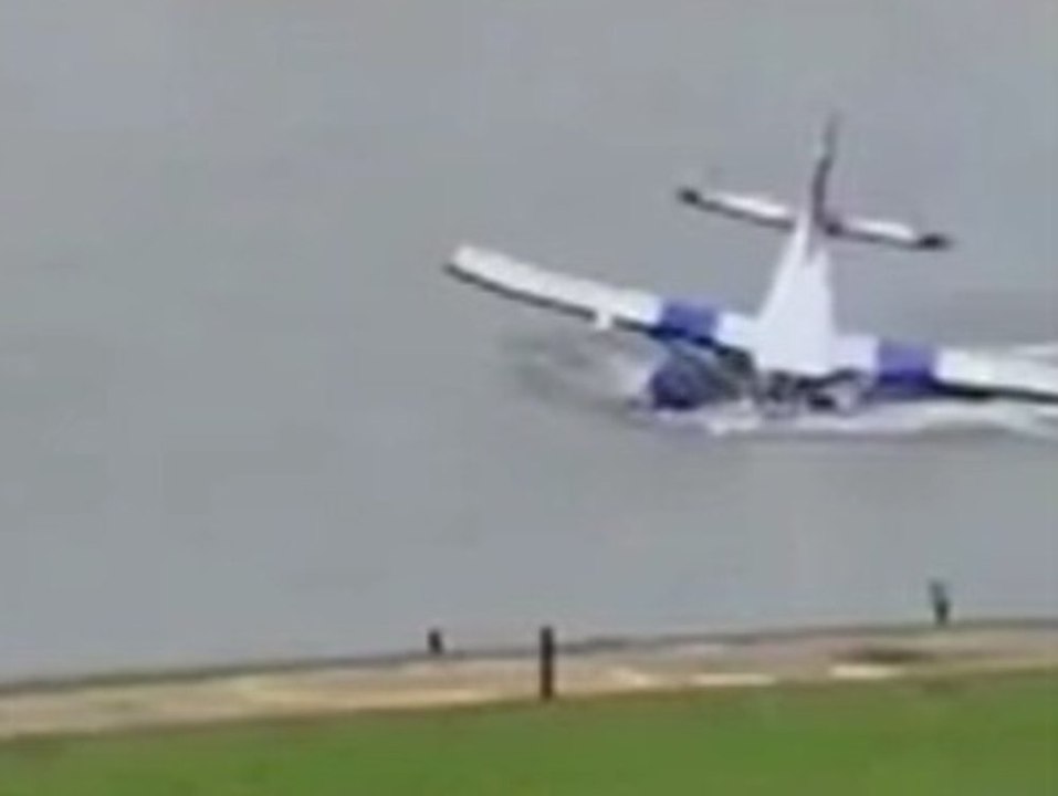 Wasserflugzeug stürzt bei Landung in den See