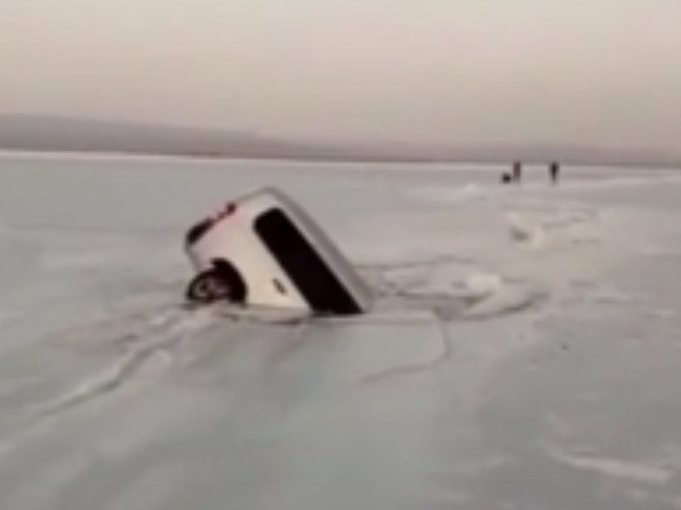 Dünnes Eis: Autos brechen in gefrorenen See ein