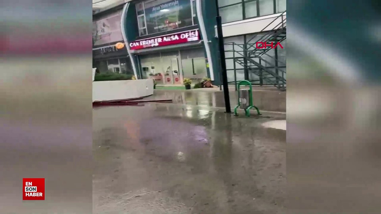 İstanbul Avcılar'da fırtınadan iş yerinin dış c...