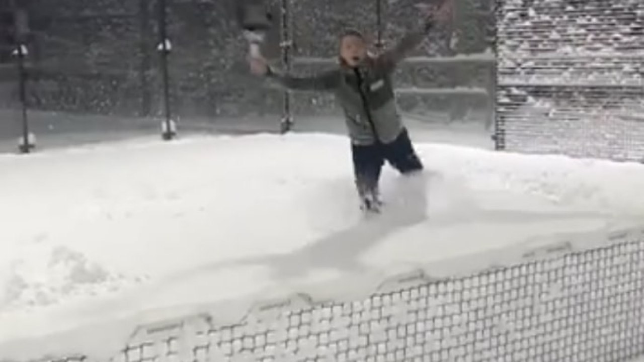 Neve? Quale neve? Un giocatore di padel sfida l’inverno (e il video diventa virale)