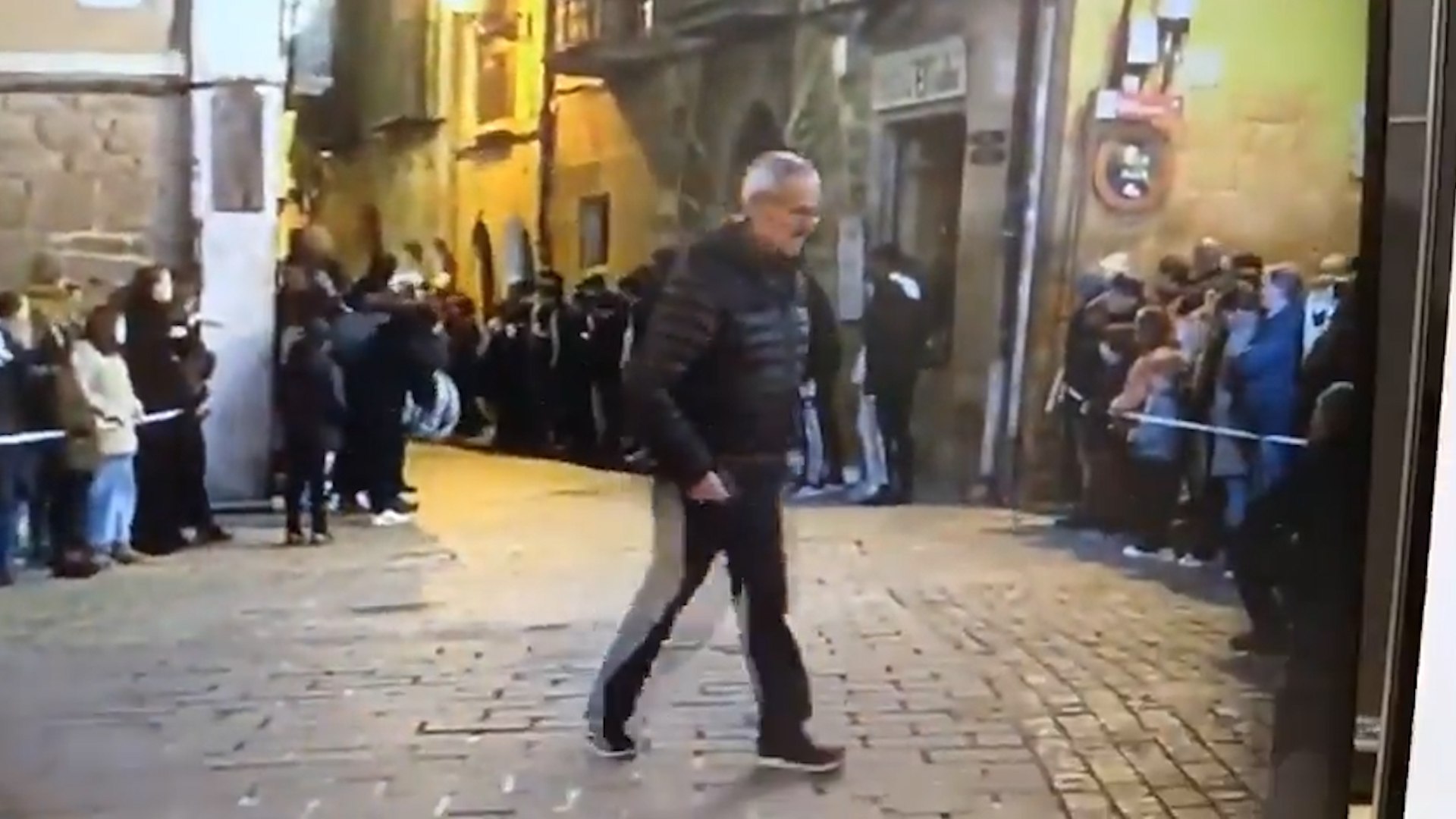 La localidad de Olite permanece en vilo tras la desaparici�n de Juan �ngel, un hombre de 69 a�os del que se perdi� el rastro el pasado 31 de diciembre. A pesar de los intensos esfuerzos realizados durante los �ltimos d�as, las labores de b�squeda sobre el terreno se han interrumpido recientemente, aunque la Polic�a Foral mantiene abierta la investigaci�n y las diligencias para esclarecer su paradero.