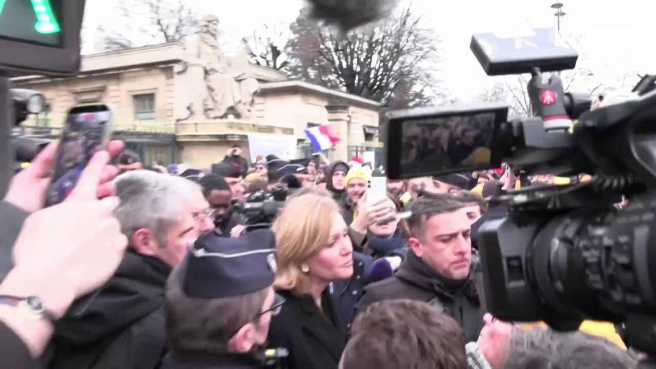 Colère des agriculteurs : Yaël Braun-Pivet chahutée devant l'Assemblée puis exfiltrée
