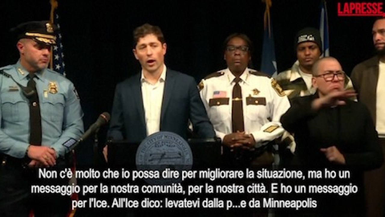 Il sindaco di Minneapolis dopo l'uccisione di una donna: «L'Ice se ne vada dalla nostra città»