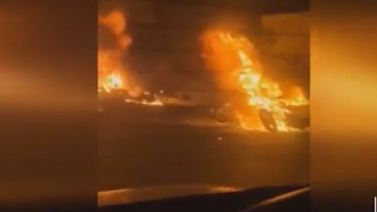 Iran, in migliaia protestano contro il regime: incendi e blocco delle strade