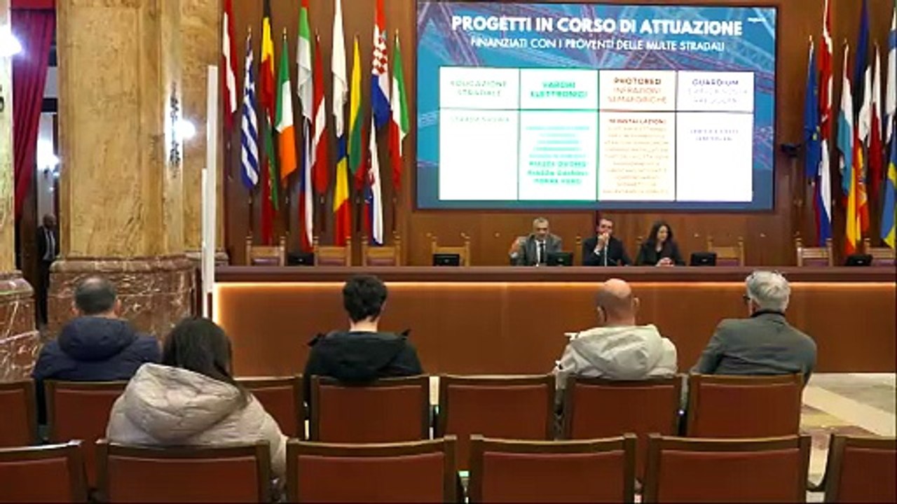 Telecamere ai semafori per multare chi passa con il rosso