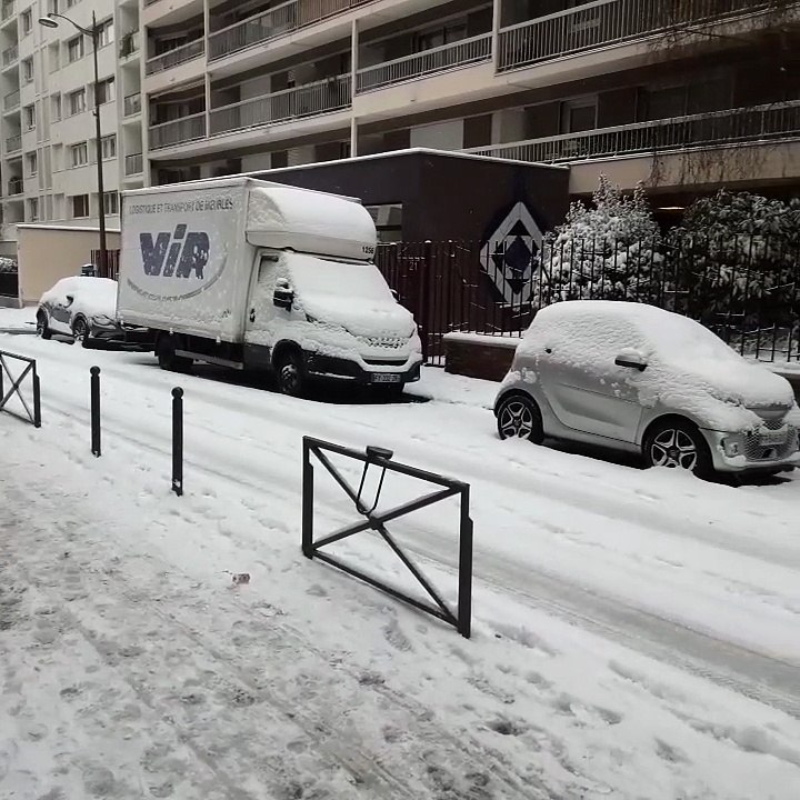 Promenade sous la neige rue de la Voûte Paris 12ème le 7 janvier 2026