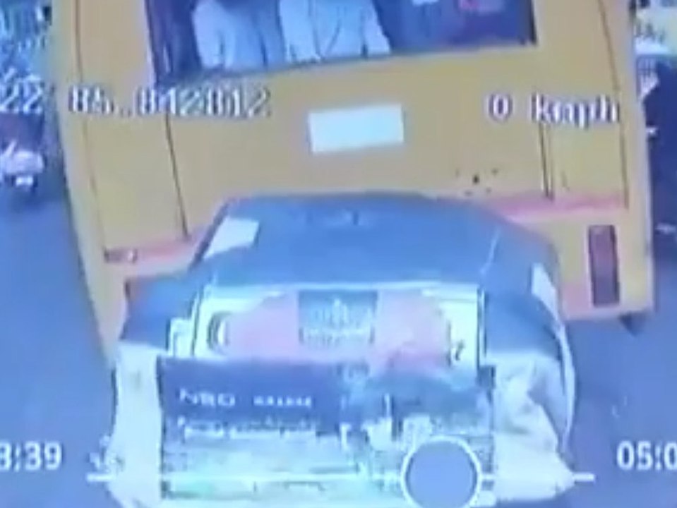 Autorikschka zwischen zwei Bussen zerquetscht: Ein Toter