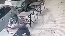 Le cayó un vidrio en la cabeza mientras tomaba un café en Palermo