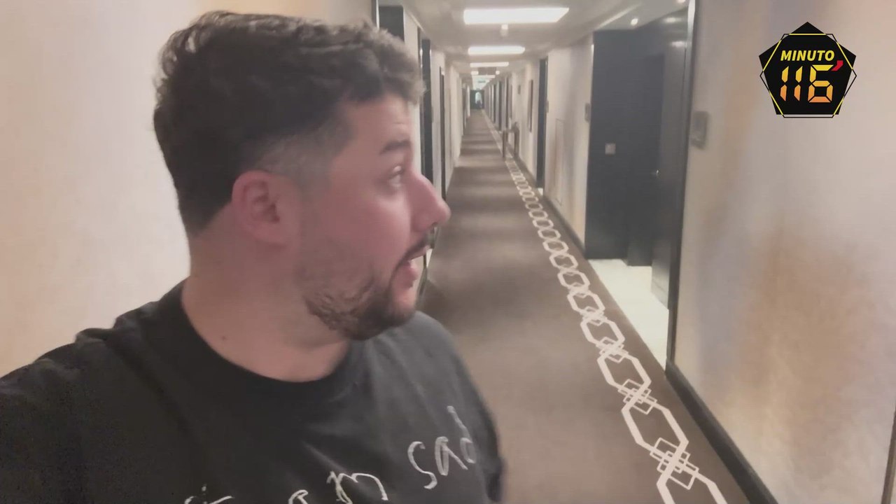 Minuto 116. Joan García o Unai Simón. Debate en la portería de la Selección.