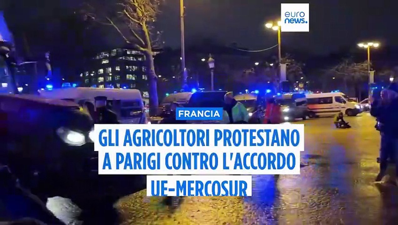 Francia, agricoltori contro l'accordo Mercosur: un centinaio di trattori a Parigi