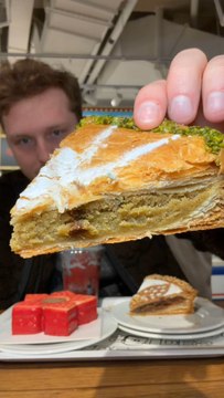 Galette des rois Stranger Things 😍✨Dispo aux Galeries Lafayette Champs-Élysées ✨👑Tu penses qu’un dernier épisode caché va sortir ?I believe 😭✨