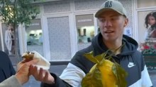 Hojlund, giornata di relax a Sorrento: "pizzicato" a mangiare un cannolo VIDEO