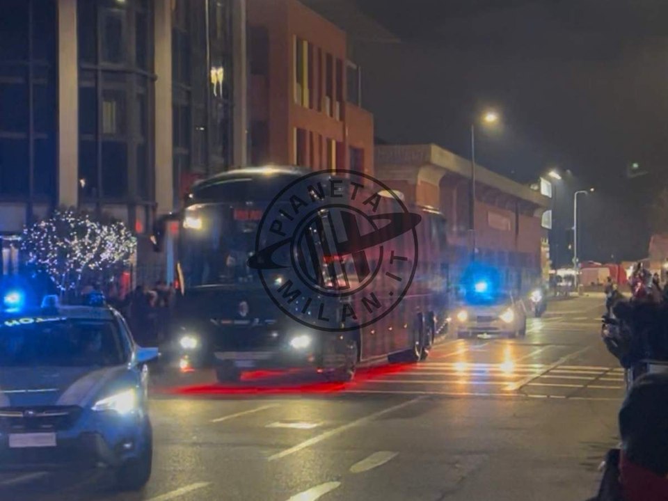 VIDEO, Milan-Genoa: pullman rossonero arrivato a San Siro | PM News