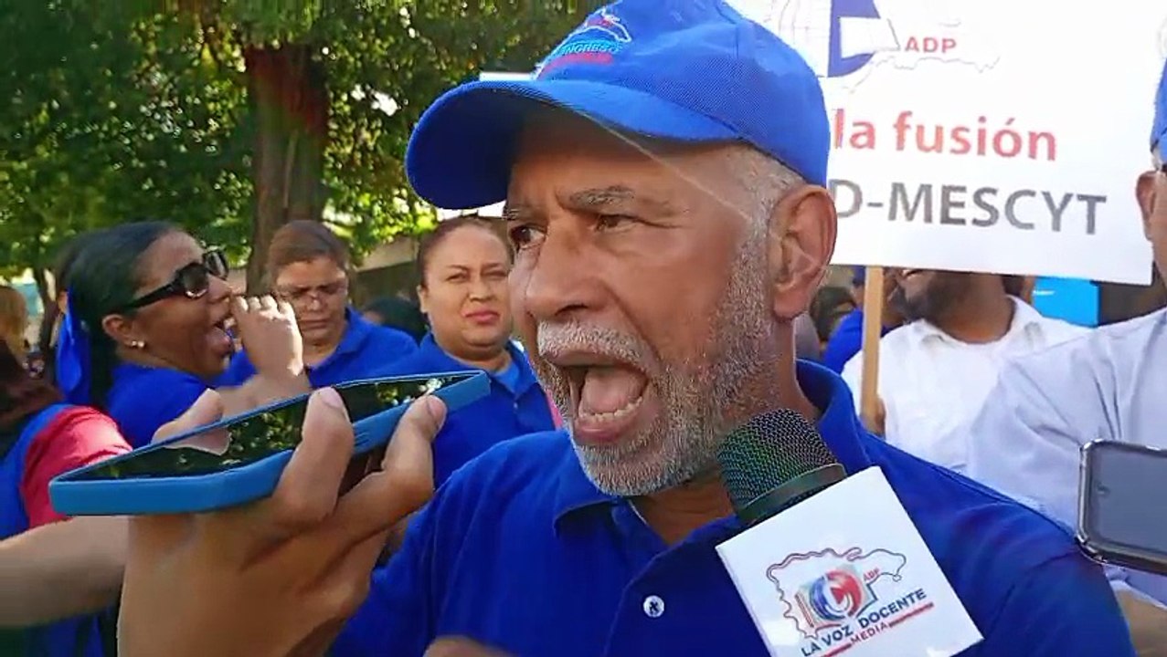 Miembros de la ADP marchan en rechazo de la fusión de los Ministerios de Educación y el Mescyt