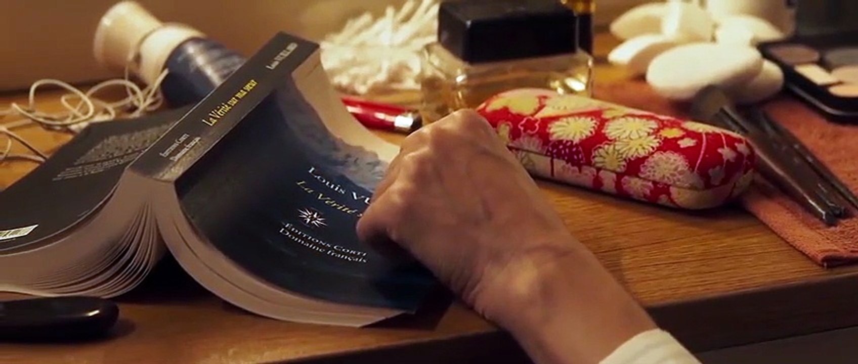 (Frère et Sœur) (2022)-Un frère et une sœur approchent la cinquantaine - Alice est comédienne, Louis était professeur et poète. Ils ne se parlent plus et s'évitent depuis plus de ...