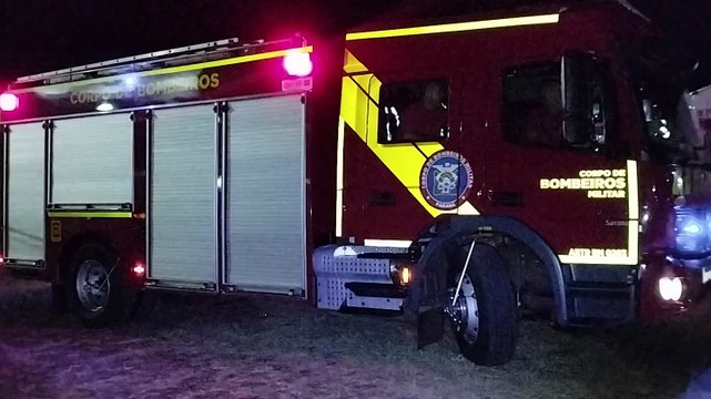 Incêndio em lote com lixo e pneus mobiliza Corpo de Bombeiros no Bairro Santos Dumont
