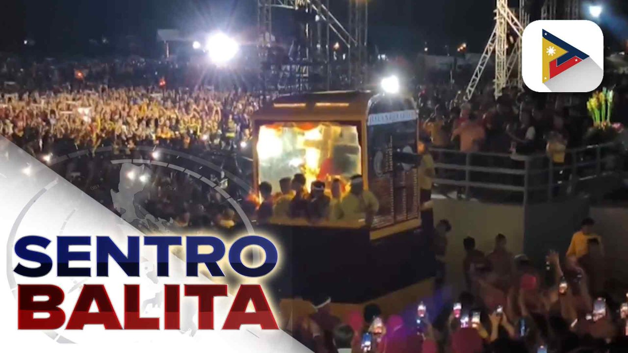 Paglabas ng andas ng Poong Hesus Nazareno sa Quirino Grandstand, naging mabilis; ngunit pag-usad nito, bahagyang naantala dahil sa mga sumalubong na mga deboto | ulat ni Rod Lagusad