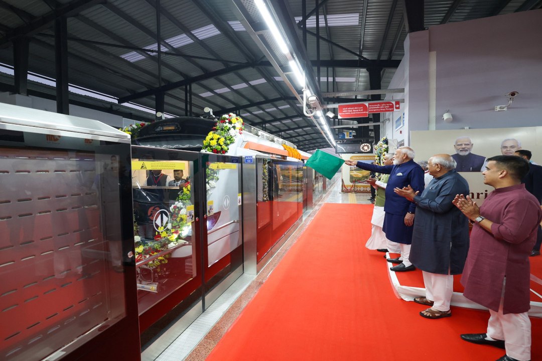 पीएम मोदी ने दी सचिवालय से महात्मा मंदिर तक मेट्रो ट्रेन की सौगात