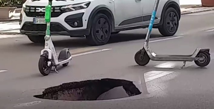 Palermo, voragine sull’asfalto in via Roma: traffico rallentato