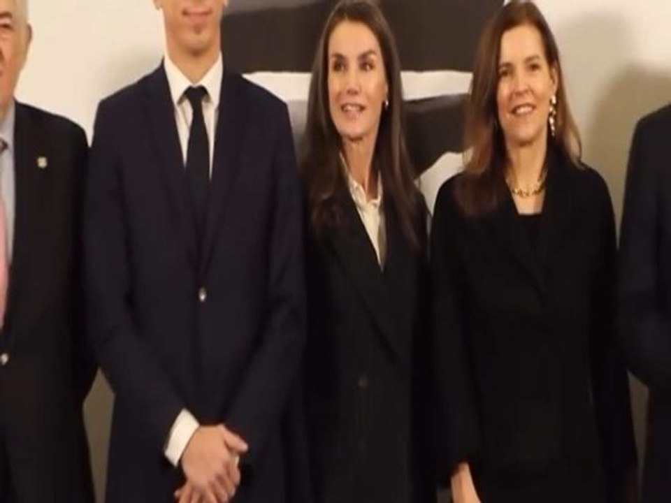 Letizia Ortiz, in tailleur consegna i premi di giornalismo