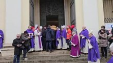 Ai funerali del vescovo Nogaro le persone intonano «Bella ciao»