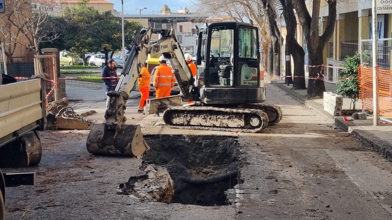 Sassari, voragine in viale San Francesco e traffico in tilt - IL VIDEO