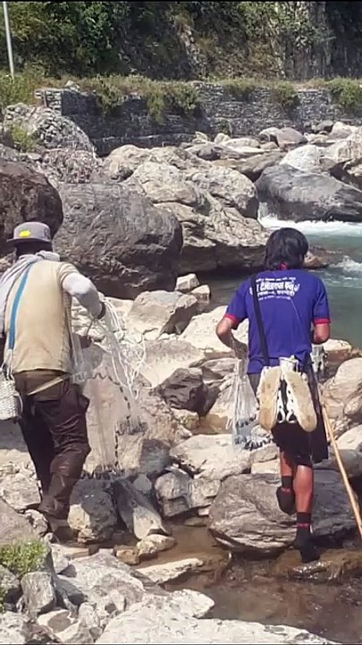 cast net fishing in Nepal | himalayan trout fishing