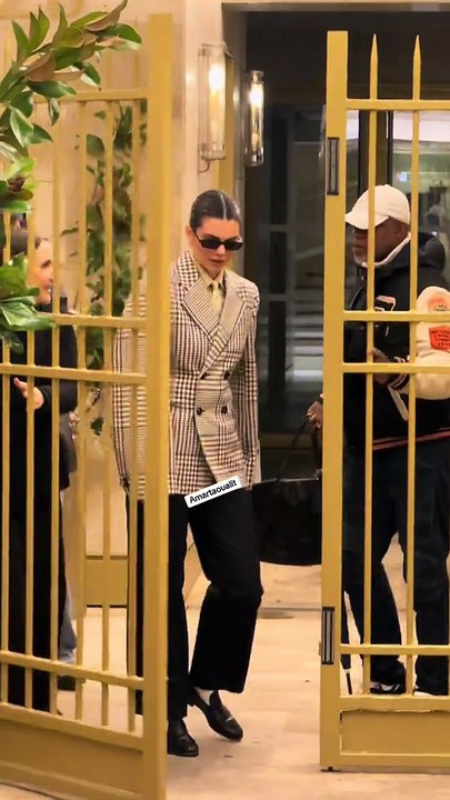 Kendall Jenner takes picture with fans