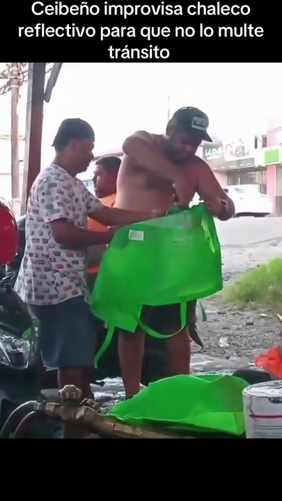 Ceibeño improvisa 'chaleco' con bolsa verde