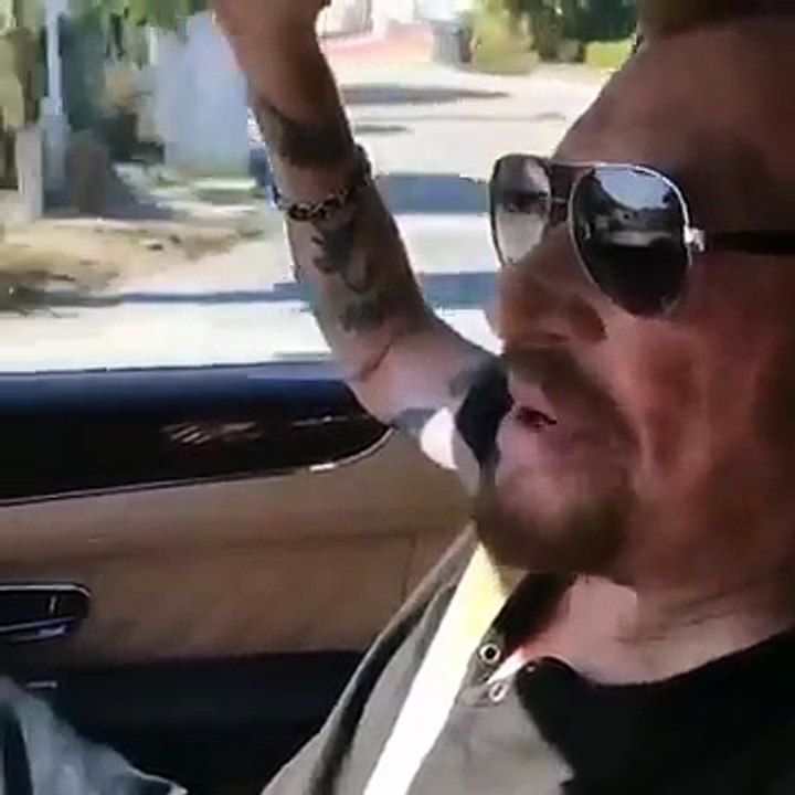 2017 – Johnny Hallyday – 27 mai : Il chante du Katy Perry en s’amusant à Los Angeles