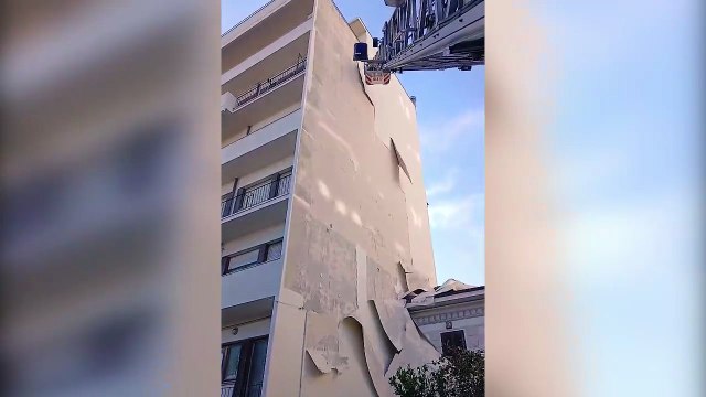 L?intervento dei vigili del fuoco in via della Repubblica per la caduta del semicappotto termico di un palazzo