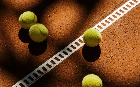 Erba, terra, duro: come le superfici dei campi da tennis influenzano la velocità della palla