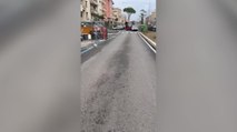 Via di Santa Costanza a Roma, se l'auto dei vigili (in sosta vietata) blocca l'autobus